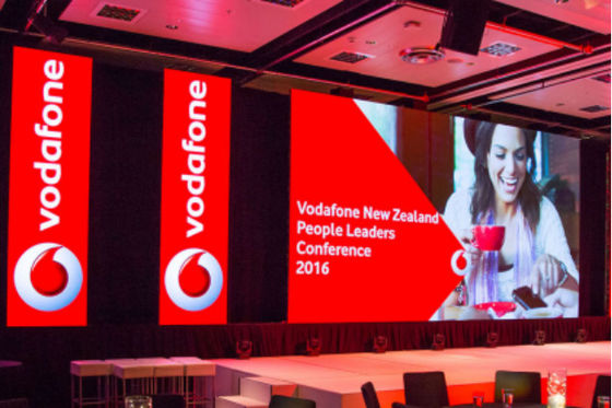 P3.91mm à l'extérieur à l'intérieur Location Affichage LED à couleur complète SMD 2121 Taux de rafraîchissement 2000Hz