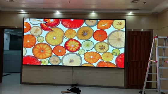 Affichage LED couleur complète à l'intérieur Technologie SMD P3 3840Hz Rafraîchissement élevé 111111 Pixels/m2 et 900cd/m2 Balance du blanc Lumière