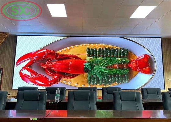 Installation fixe à l'intérieur du mur LED P5 avec un taux de rafraîchissement de 3840 Hz pour les salles de réunion