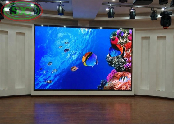 Installation fixe à l'intérieur du mur LED P5 avec un taux de rafraîchissement de 3840 Hz pour les salles de réunion