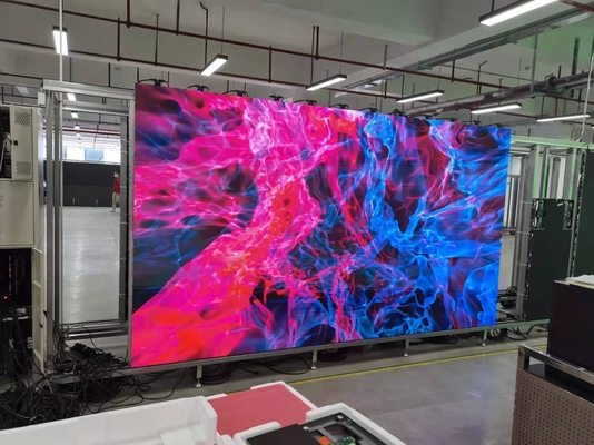 Affichage LED HD couleur complète à l'intérieur avec un taux de rafraîchissement élevé, adapté au hall d'entrée de l'hôtel, au concert