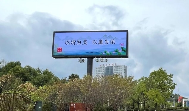 Full Color Outdoor Led Advertising Screens P4 SMD 3535 cabinet en fer étanche, taux de rafraîchissement 3840 Hz