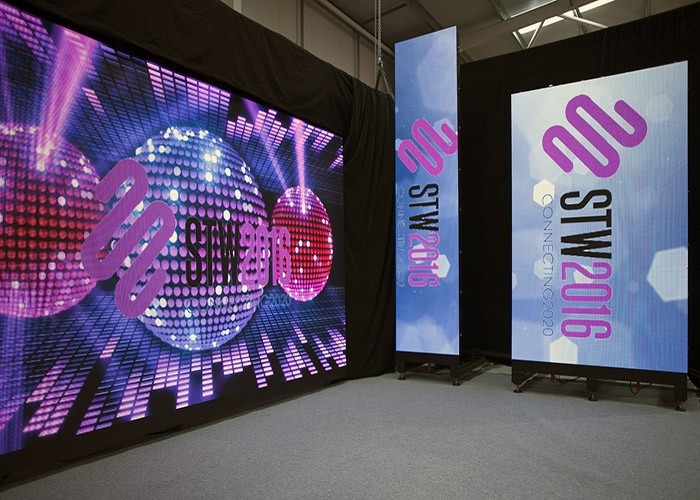 P2.5 Affichage LED à couleur complète en aluminium moulé sous pression à l'intérieur affiche publicitaire 3D imperméable IP43