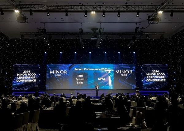 Écran de location de centre commercial Scène LED suspendue En arrière-plan COB P2 HD Résolution 128 * 64