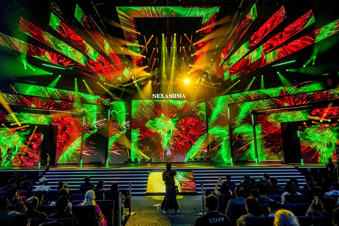 Économie d'énergie Écran LED ultra-mince P4 RGB Location Écran LED à couleur complète Écran LED imperméable à l'eau 42500 points/m2