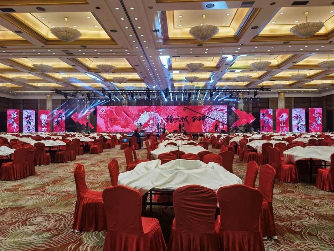 3840Hz High Refresh Indoor Full Color LED Display P2.5 2121 Taille de la lampe pour la publicité intérieure avec une distance de vision ≥ 0,5 m