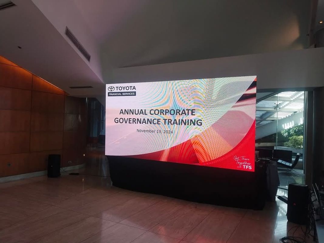 Armoire en aluminium à moulage sous pression étanche COB P0.9 Affichage LED de stade Ultra HD 40 * 20 Résolution