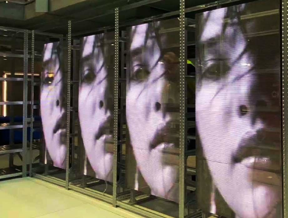 Full Color P3.91-7.82mm Transparent LED Screen 500x1000mm 6000cd/M2