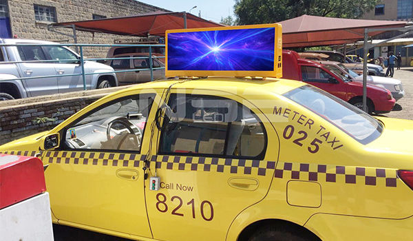 Display de signalisation LED pour voiture à résolution d'écran de 192*64 points pour le contrôle asynchrone et le mode de conduite 96*32 cm