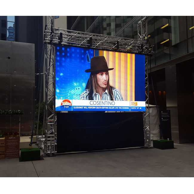 Distance de visualisation de 3 à 50 m. Choisissez l'écran LED de location avec un pas de pixel de 2,604 mm et une dimension de cabinet de 500*500 mm.