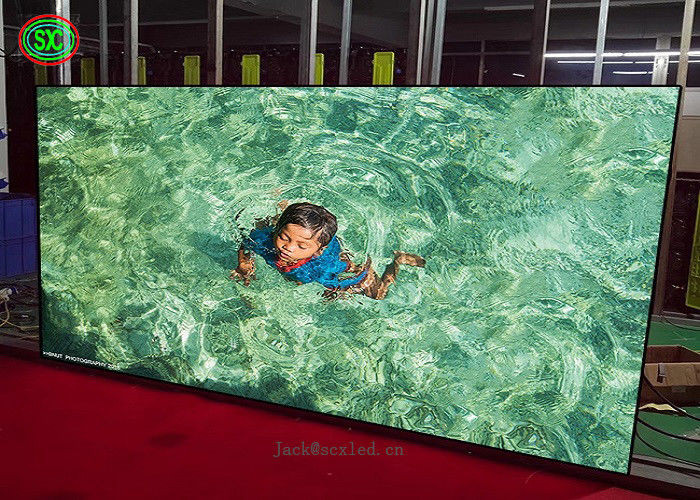 HD Pas de tache Flexible P2 P3 P4 1R1G1B SMD2121 1300cd/m2 Affichage à LED