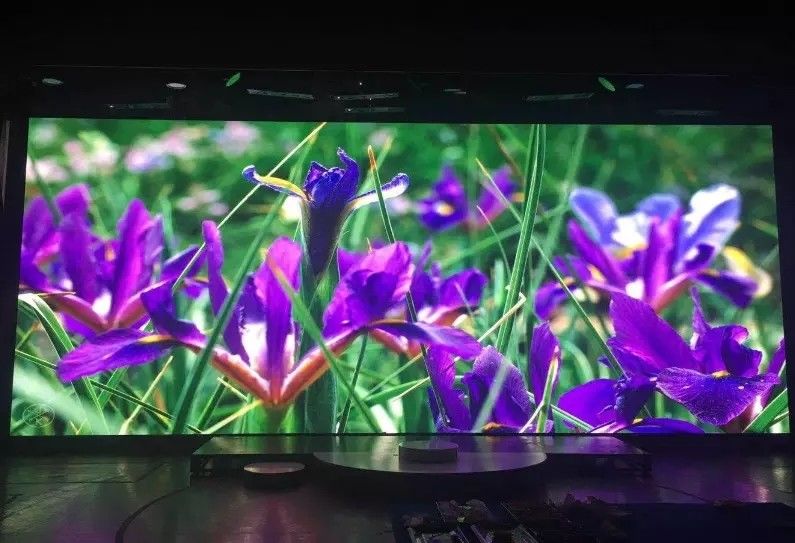 Grand angle de vision intérieur Affichage LED plein couleur 4 mm Écran publicitaire du centre commercial