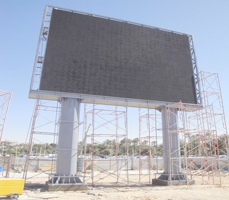 Grand panneau d'affichage extérieur à couleur entière étanche à l'eau P10 Publicité LED avec colonne