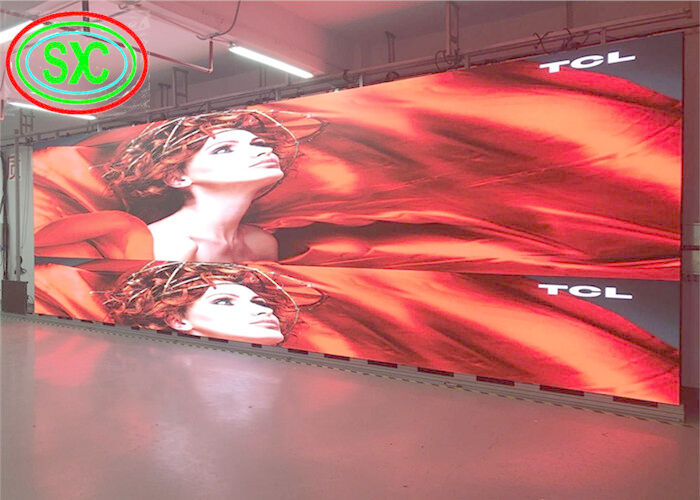 Magasin de vêtements P2.5 Affiche Miroir Intérieur Full Color LED 192mm X 192mm Affichage à LED en couleur