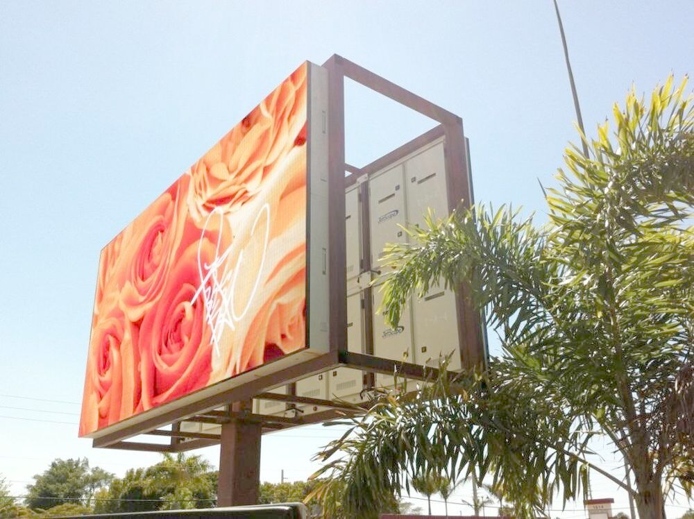 Publicité en plein air P10 couleur 6000cd / m2 luminosité Affichage LED de haute qualité