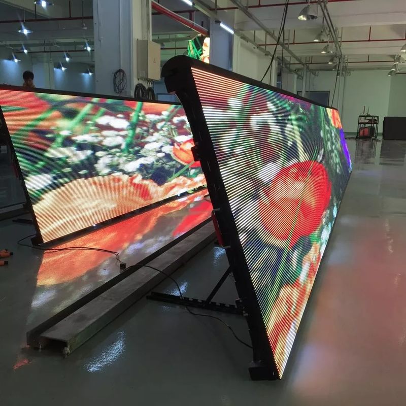 Vue ultra-claire des écrans publicitaires LED autour du terrain de football