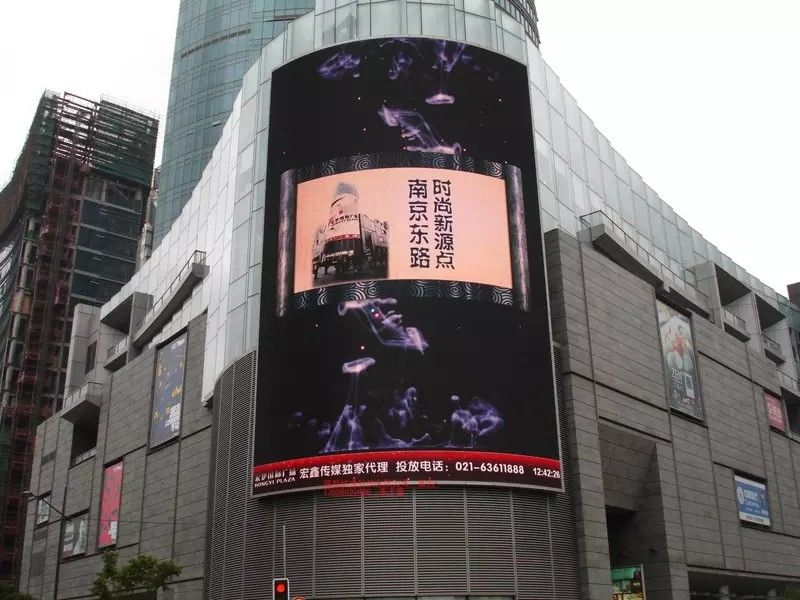 Muro vidéo LED p10 extérieur pour la publicité extérieure avec configuration de pixels haute résolution et haute résolution pour la lecture