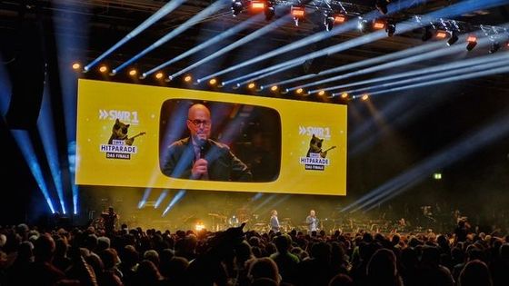 Écran LED à haute résistance à l'éblouissement standard CE/ROHS/FCC avec armoire en aluminium moulé sous pression et type de lampe SMD2121