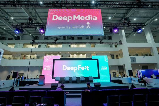 Affichage LED à tube à couleur complète à puce à haute résolution avec une densité de 640000 points/m2 et une luminosité élevée de 1000CD/m2