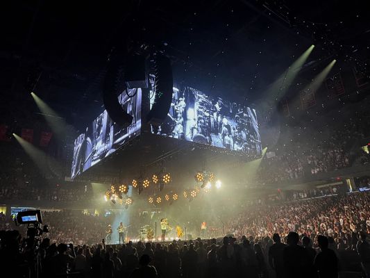 Affichage extérieur à LED à couleur complète avec réglage de la luminosité à un seul point / écran LED suspendu haute définition intérieur P4.8