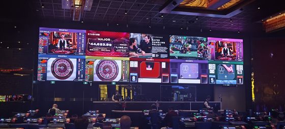 Affichage LED RVB à haute luminosité avec une durée de vie de 100000 heures et affichage P4 durable.81