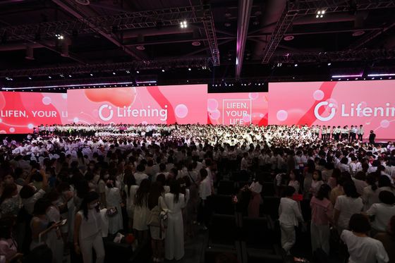 Affichage LED plein couleur extérieur imperméable à l'eau IP65 avec une densité de points élevée de 250000 points / m2 et une longue durée de vie de 100000 heures