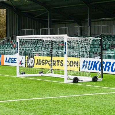 Découvrez le meilleur écran LED du stade avec une résolution de 10000 pixels / m2 et un taux d'images de 60 Hz