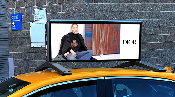 Panneau d'affichage LED de voiture à contrôle asynchrone en mode de conduite avec un pas de 5 mm et des configurations 1R1V1B