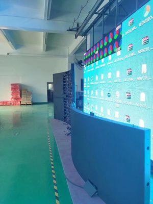 Bon prix Écran flexible du module mou LED, affichage mené incurvé P4 d'intérieur pour la colonne cylindrique en ligne