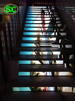 Bon prix Taille adaptée aux besoins du client menée polychrome de panneau d'affichage du plancher P4 pour les escaliers d'intérieur de centre commercial en ligne