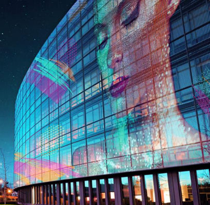 Bon prix Écran de visualisation extérieur transparent flexible de l'écran LED P3.91 P7.8 de la maille LED de rideau en fenêtre de bâtiment BO de publicité d'intérieur en ligne