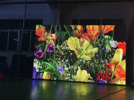 Affichage à LED couleur intégrale pour les événements publicitaires et le mur vidéo P4 plus haute densité avec technologie de contrôle avancée et une large compatibilité pour des visuels époustouflants