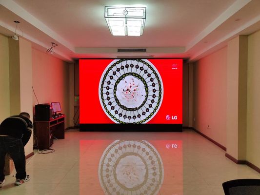 Bon prix P3 Affichage LED couleur entière intérieure haute luminosité et équilibre du blanc réglable Idéal pour la scène en ligne